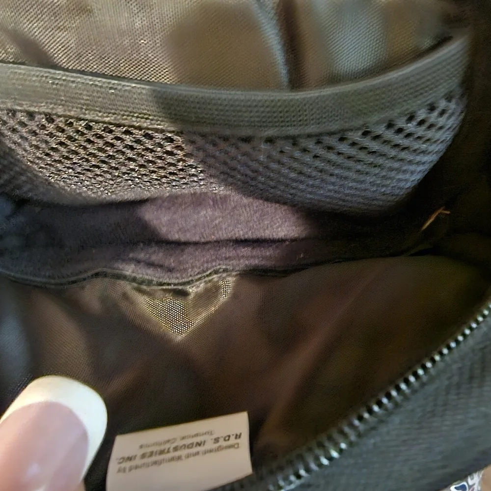 Gaming bag -1 prong missing from closure but closes perfectly